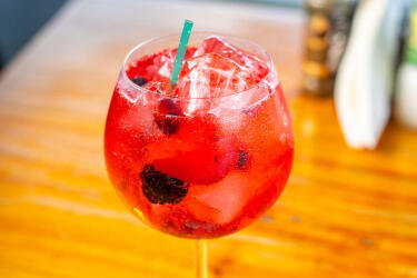 Gin tonic aux fruits rouges